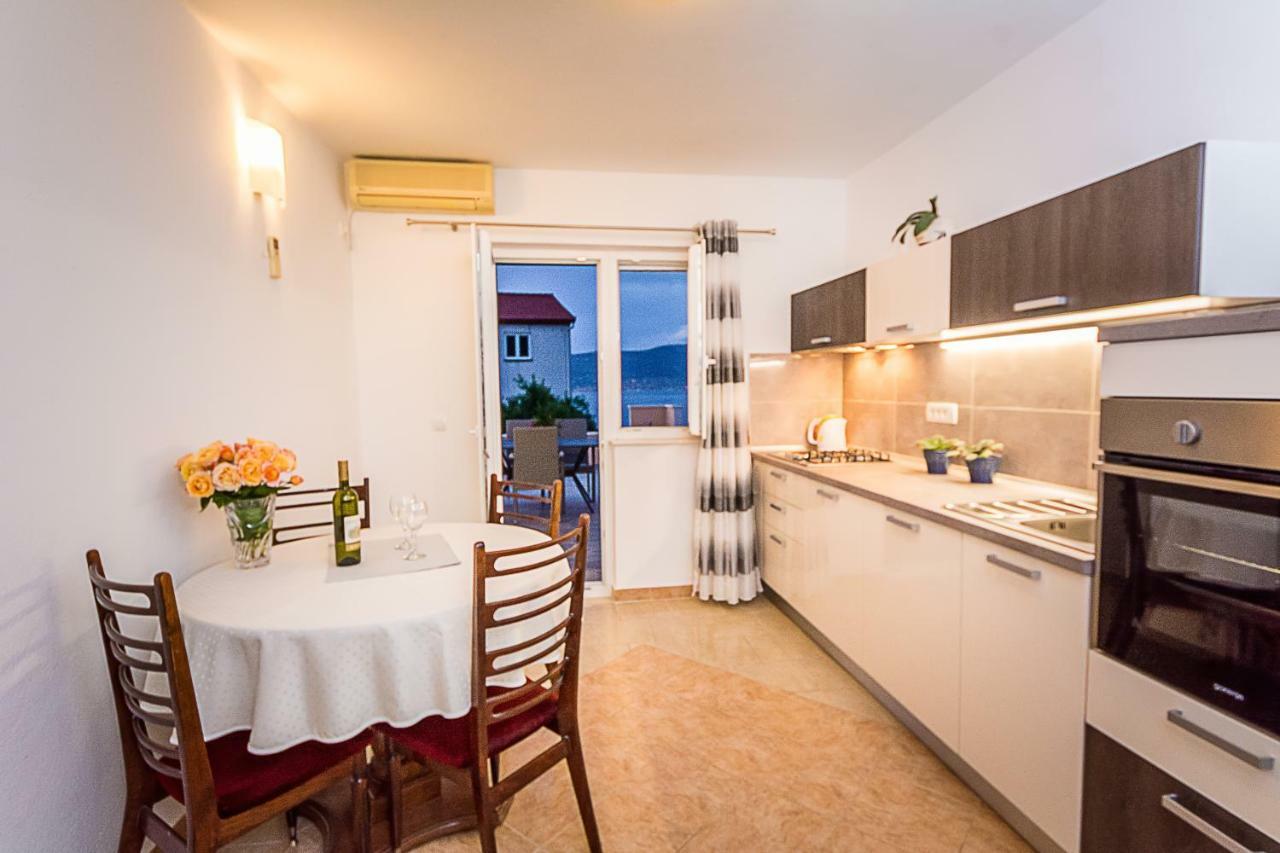 Apartment Leut With Spacious Terrace And Sea View Slatine Ngoại thất bức ảnh