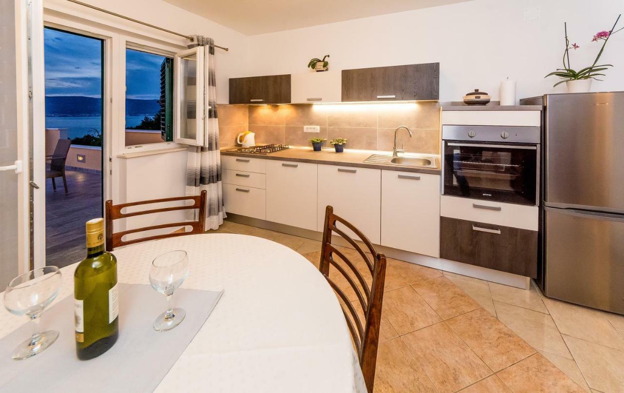 Apartment Leut With Spacious Terrace And Sea View Slatine Ngoại thất bức ảnh