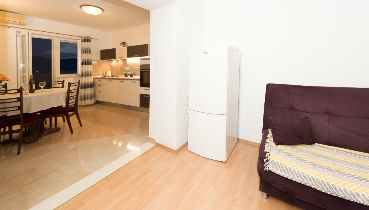 Apartment Leut With Spacious Terrace And Sea View Slatine Ngoại thất bức ảnh