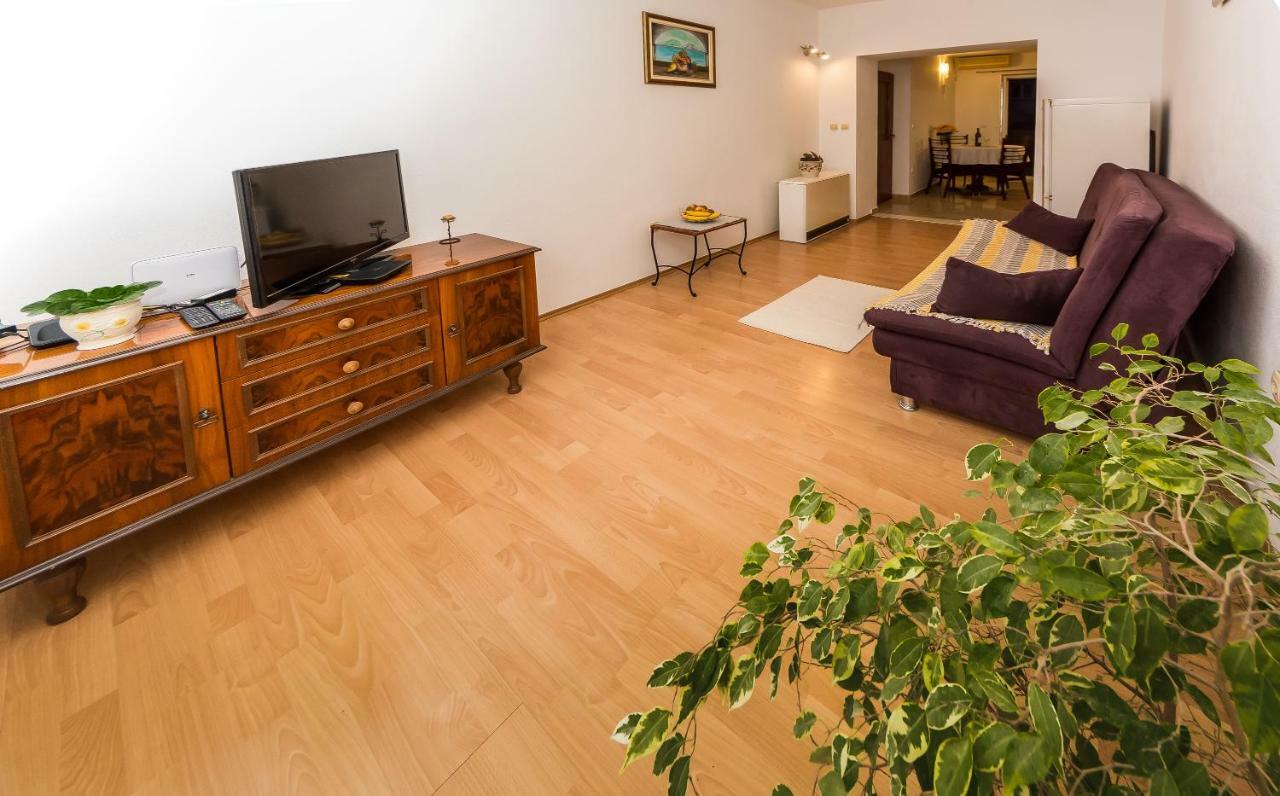 Apartment Leut With Spacious Terrace And Sea View Slatine Ngoại thất bức ảnh