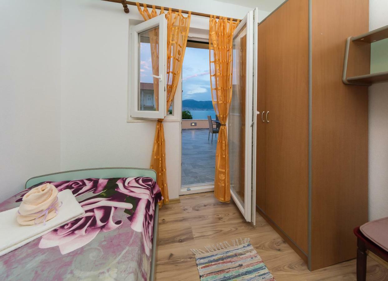 Apartment Leut With Spacious Terrace And Sea View Slatine Ngoại thất bức ảnh