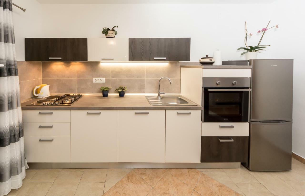 Apartment Leut With Spacious Terrace And Sea View Slatine Ngoại thất bức ảnh