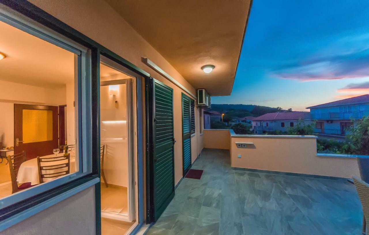 Apartment Leut With Spacious Terrace And Sea View Slatine Ngoại thất bức ảnh