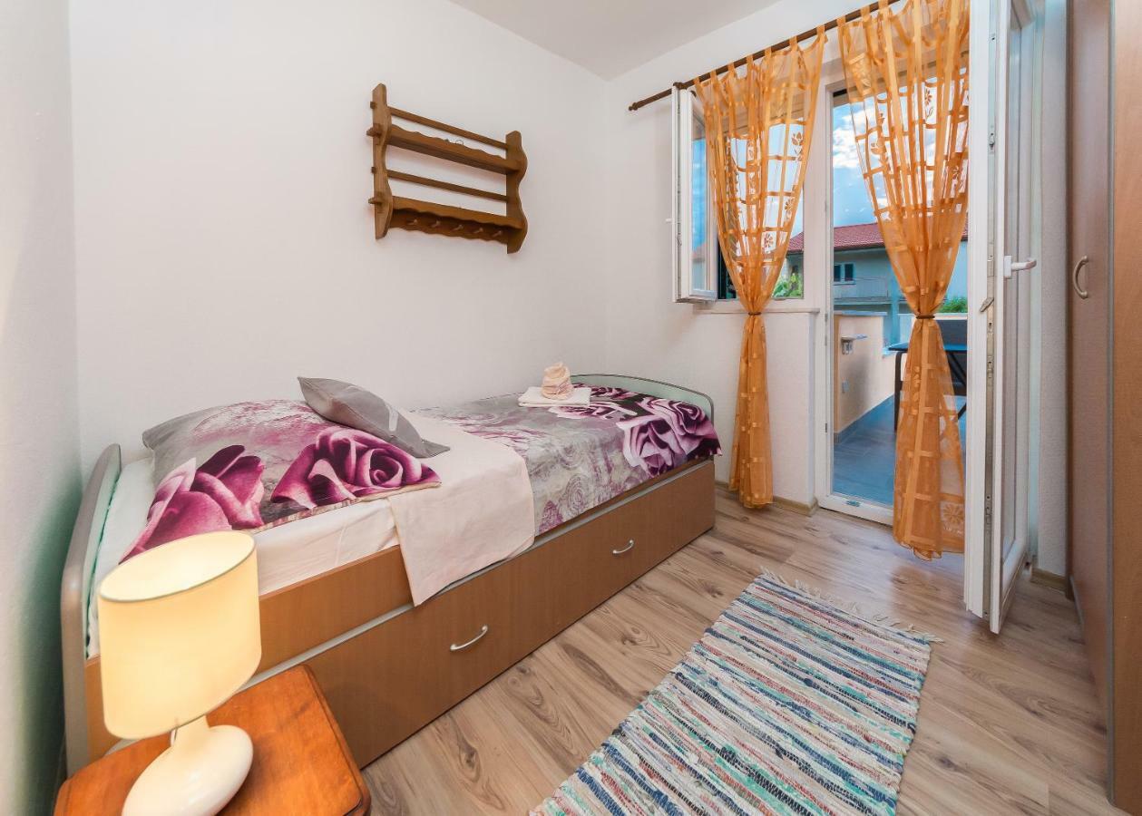 Apartment Leut With Spacious Terrace And Sea View Slatine Ngoại thất bức ảnh