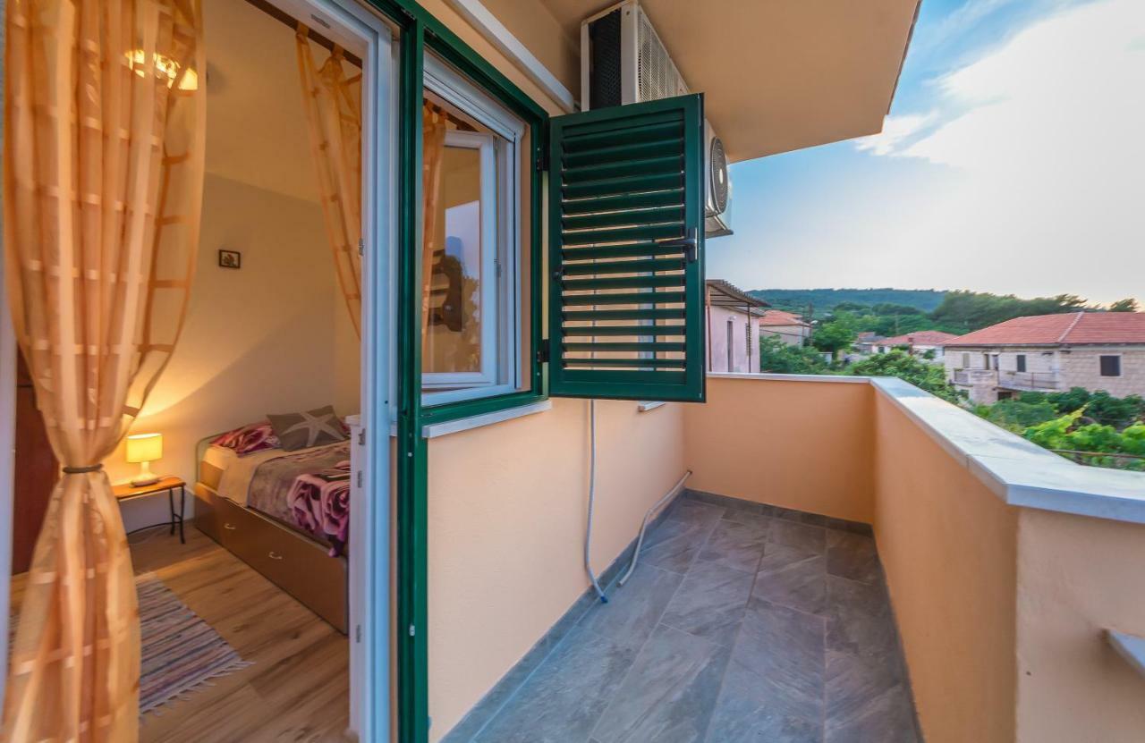 Apartment Leut With Spacious Terrace And Sea View Slatine Ngoại thất bức ảnh